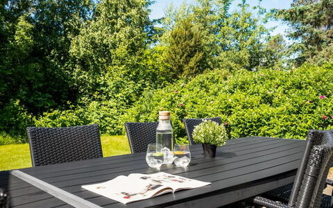 Femmy - 600M from the Sea: Meubles, Mobilier De Jardin, Table, Tableau De Plein Air, Chaise, Table Cuisine Et Salle A Manger, Ombre, Patio, Jardin, Dur