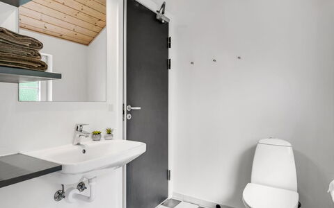 Femmy - 600M from the Sea: Luminaire Plomberie, Mur, Sol, Salle De Bains, Sol, Design Intérieur, Toilette, Évier, Siège De Toilette, Robinet