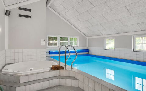Femmy - 600M from the Sea: Plafond, Design Intérieur, Sol, Sol, Conception, Grenier, Recours, Piscine, Hôtel, Luminaire