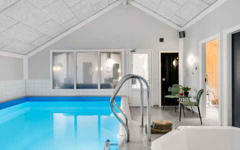 Femmy - 600M from the Sea: Hôtel, Rideau, Luminaire, Recours, Piscine, Plante D'Appartement, Grenier, Lampe, Hôtel Boutique