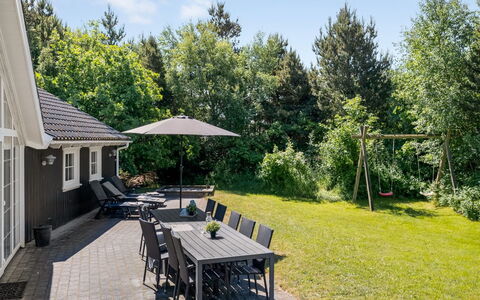 Femmy - 600M from the Sea: Herbe, Arbuste, Domicile, Maison, Toit, Lot Terre, Jardin, Chalet, Ombre, Couverture De Sol