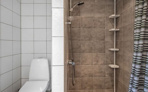Tala - 4Km from the Sea: Siège De Toilette, Salle De Bains, Toilette, Luminaire Plomberie, Sol, Mur, Sol, Design Intérieur, Tete De Douche, Douche