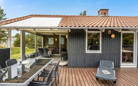 Tala - 4Km from the Sea: Bois, Porche, Toit, Maison, Domicile, Porte, Chalet, Siding, Ombre, Plate-Forme