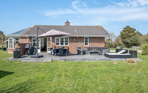 Svenn - 400M from the Sea: Toit, Maison, Domicile, Chalet, Pelouse, Jardin, Ombre, Biens, Cour, Mobilier De Jardin