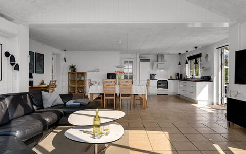 Svenn - 400M from the Sea: Sol, Meubles, Design Intérieur, Sol, Plafond, Canapé, Bois, Salon, Pièce, Domicile