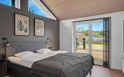 Svenn - 400M from the Sea: Lit, Chambre, Design Intérieur, Cadre De Lit, Literie, Plafond, Drap De Lit, Oreiller, Throw Pillow, Linge