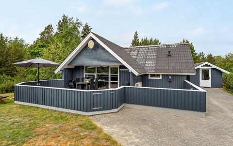 Emmi - 2.5Km from the Sea: Toit, Maison, Domicile, Chalet, Porte, Siding, Plate-Forme, Porche, Planche, Dur