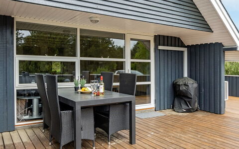Emmi - 2.5Km from the Sea: Toit, Maison, Domicile, Chalet, Porte, Siding, Plate-Forme, Porche, Planche, Dur