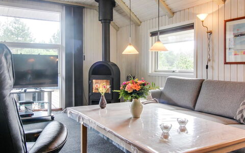 Emmi - 2.5Km from the Sea: Toit, Maison, Domicile, Chalet, Porte, Siding, Plate-Forme, Porche, Planche, Dur
