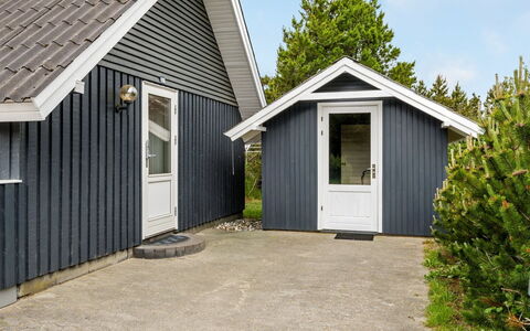 Emmi - 2.5Km from the Sea: Toit, Maison, Domicile, Chalet, Porte, Siding, Plate-Forme, Porche, Planche, Dur