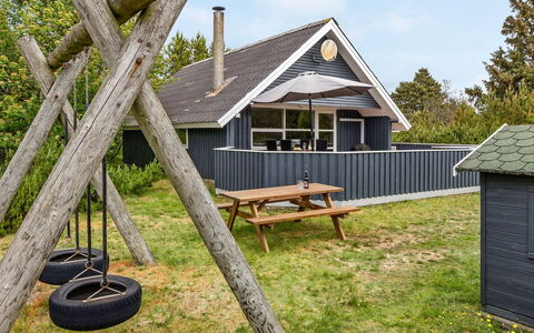 Emmi - 2.5Km from the Sea: Toit, Maison, Domicile, Chalet, Porte, Siding, Plate-Forme, Porche, Planche, Dur