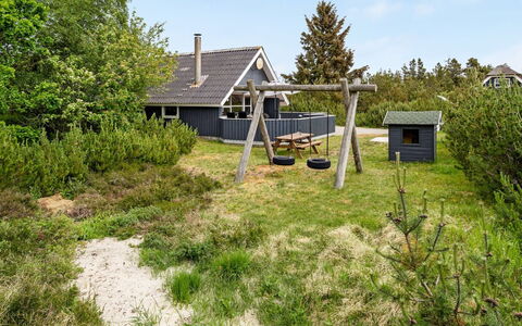 Emmi - 2.5Km from the Sea: Toit, Maison, Domicile, Chalet, Porte, Siding, Plate-Forme, Porche, Planche, Dur