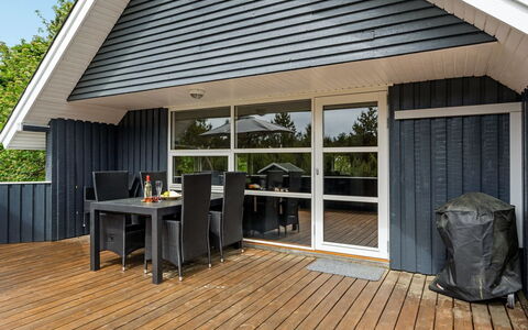 Emmi - 2.5Km from the Sea: Toit, Maison, Domicile, Chalet, Porte, Siding, Plate-Forme, Porche, Planche, Dur