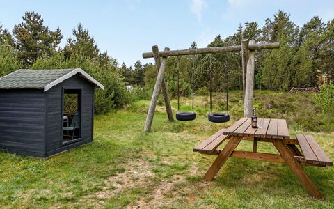 Emmi - 2.5Km from the Sea: Toit, Maison, Domicile, Chalet, Porte, Siding, Plate-Forme, Porche, Planche, Dur