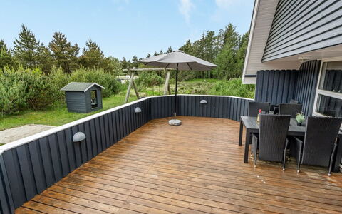 Emmi - 2.5Km from the Sea: Toit, Maison, Domicile, Chalet, Porte, Siding, Plate-Forme, Porche, Planche, Dur