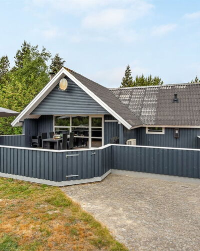 Emmi - 2.5Km from the Sea