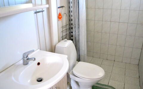 Kastehelmi - 400M from the Sea: Lavabo, Salle De Bains, Siège De Toilette, Luminaire Plomberie, Évier, Toilette, Sol, Robinet, Sol, Plomberie