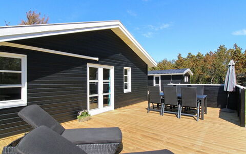 Hillmari - 200M from the Sea: Maison, Domicile, Chalet, Biens, Cour, Ferme, Siding, Batiments Jardin, Porche