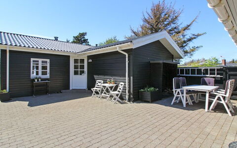 Hillmari - 200M from the Sea: Maison, Domicile, Chalet, Biens, Cour, Ferme, Siding, Batiments Jardin, Porche