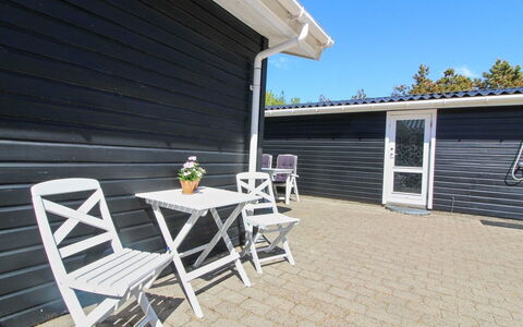 Hillmari - 200M from the Sea: Maison, Domicile, Chalet, Biens, Cour, Ferme, Siding, Batiments Jardin, Porche