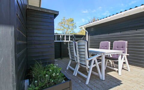 Hillmari - 200M from the Sea: Maison, Domicile, Chalet, Biens, Cour, Ferme, Siding, Batiments Jardin, Porche