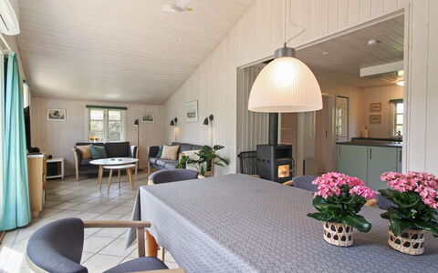 Hillmari - 200M from the Sea: Toit, Maison, Domicile, Chalet, Porte, Siding, Plate-Forme, Porche, Planche, Dur