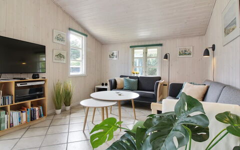 Hillmari - 200M from the Sea: Toit, Maison, Domicile, Chalet, Porte, Siding, Plate-Forme, Porche, Planche, Dur