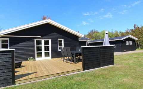 Hillmari - 200M from the Sea: Toit, Maison, Domicile, Chalet, Porte, Siding, Plate-Forme, Porche, Planche, Dur