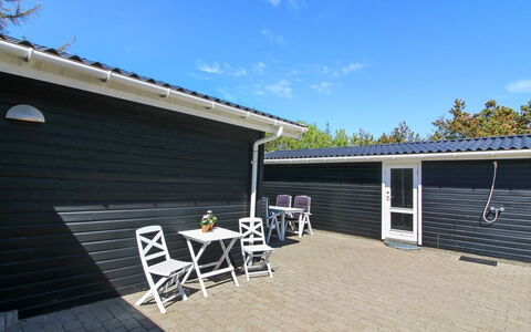 Hillmari - 200M from the Sea: Toit, Maison, Domicile, Chalet, Porte, Siding, Plate-Forme, Porche, Planche, Dur