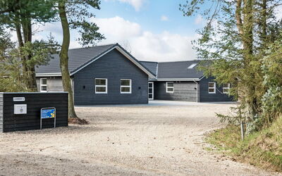 Jeneke - 1.6Km from the Sea