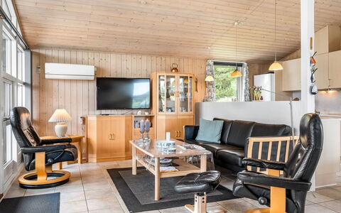 Nadia - 1.7Km from the Sea: Meubles, Bois, Design Intérieur, Sol, Canapé, Salon, Plafond, Pièce, Éclairage, Sol