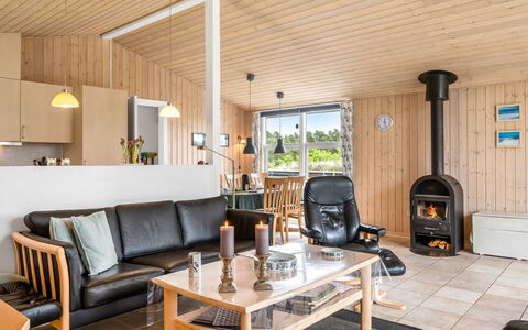Nadia - 1.7Km from the Sea: Bois, Meubles, Sol, Design Intérieur, Plafond, Salon, Canapé, Sol, Pièce