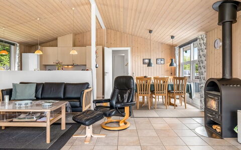 Nadia - 1.7Km from the Sea: Bois, Meubles, Plafond, Sol, Domicile, Salon, Dur, Canapé, Chalet