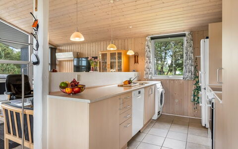 Nadia - 1.7Km from the Sea: Cuisine, Design Intérieur, Comptoir, Bois, Sol, Meubles, Plafond, Appareil De Cuisine, Sol, Cabinetry