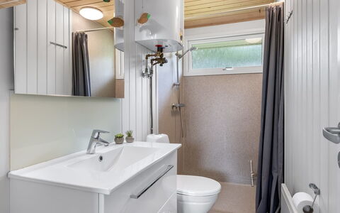 Nadia - 1.7Km from the Sea: Luminaire Plomberie, Salle De Bains, Évier, Lavabo, Design Intérieur, Sol, Robinet, Sol, Armoire De Toilette, Plomberie