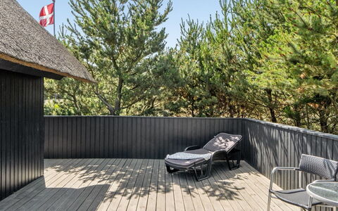 Sine - 500M from the Sea: Meubles, Design Intérieur, Sol, Sol, Plafond, Pièce, Chaise, Table, Appartement, Table Cuisine Et Salle A Manger