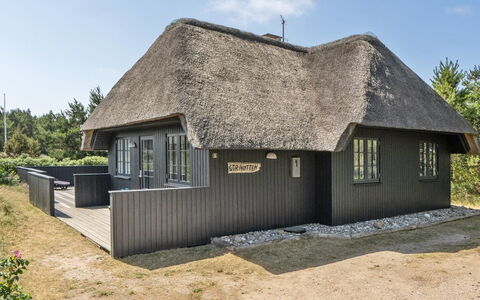Sine - 500M from the Sea: Maison, Domicile, Toit, Chalet, Biens, Aménagement Paysager, Batiments Jardin, Siding, Ferme