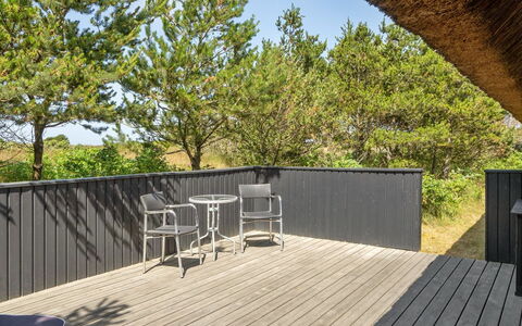 Sine - 500M from the Sea: Maison, Domicile, Toit, Chalet, Biens, Aménagement Paysager, Batiments Jardin, Siding, Ferme