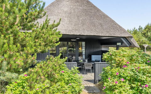 Sine - 500M from the Sea: Maison, Domicile, Toit, Chalet, Biens, Aménagement Paysager, Batiments Jardin, Siding, Ferme
