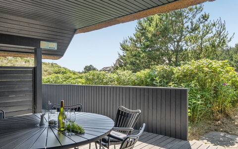 Sine - 500M from the Sea: Maison, Domicile, Toit, Chalet, Biens, Aménagement Paysager, Batiments Jardin, Siding, Ferme