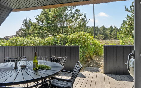 Sine - 500M from the Sea: Maison, Domicile, Toit, Chalet, Biens, Aménagement Paysager, Batiments Jardin, Siding, Ferme