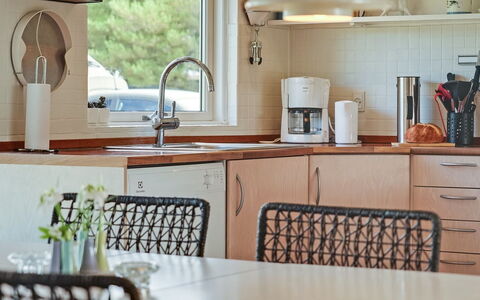 Emilia - 1.8Km from the Sea: Meubles, Design Intérieur, Cuisine, Comptoir, Éclairage, Vaisselle, Sol, Cabinetry, Appareil De Cuisine, Domicile