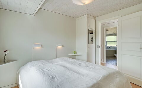 Emilia - 1.8Km from the Sea: Design Intérieur, Mur, Sol, Sol, Plafond, Bois, Luminaire, Chambre, Lit, Pièce