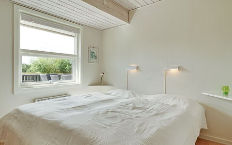 Emilia - 1.8Km from the Sea: Mur, Design Intérieur, Plafond, Chambre, Sol, Bois, Lit, Sol, Drap De Lit, Literie