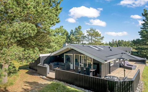Eirik - 2.5Km from the Sea: Maison, Domicile, Toit, Zone Résidentielle, Chalet, Biens, Ferme, Pelouse, Aménagement Paysager, Siding