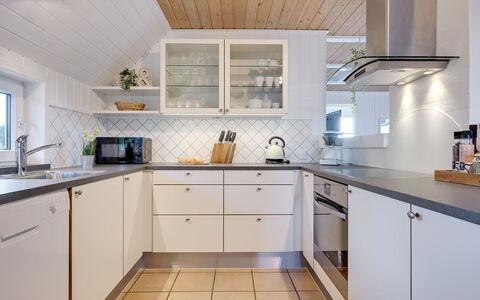 Viana - 100M from the Sea: Cuisine, Comptoir, Sol, Design Intérieur, Cabinetry, Bois, Plafond, Appareil De Cuisine, Luminaire, Sol