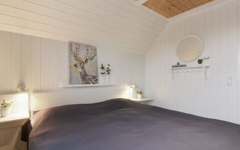 Viana - 100M from the Sea: Chambre, Bois, Design Intérieur, Lit, Sol, Sol, Plafond, Drap De Lit, Literie, Éclairage