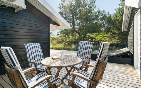 Solgunn - 900M from the Sea: Bois, Toit, Architecture, Domicile, Maison, Chalet, Siding, Dur, Pente, Biens