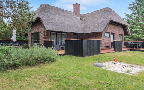 Gunkil - 800M from the Sea: Toit, Maison, Domicile, Chalet, Porte, Siding, Plate-Forme, Porche, Planche, Dur