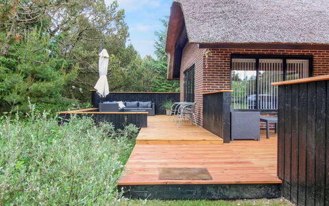 Gunkil - 800M from the Sea: Toit, Maison, Domicile, Chalet, Porte, Siding, Plate-Forme, Porche, Planche, Dur
